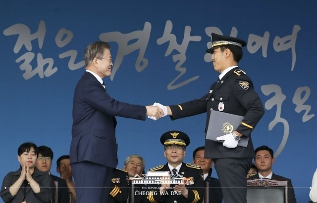경찰관 불심검문 시 신분증 제시.jpg