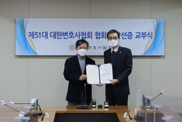 제51대협회장당선증교부식사진(1).JPG
