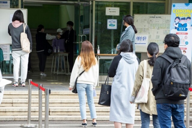 방역속에 치러지는 9급 공채 시험 (3).jpg