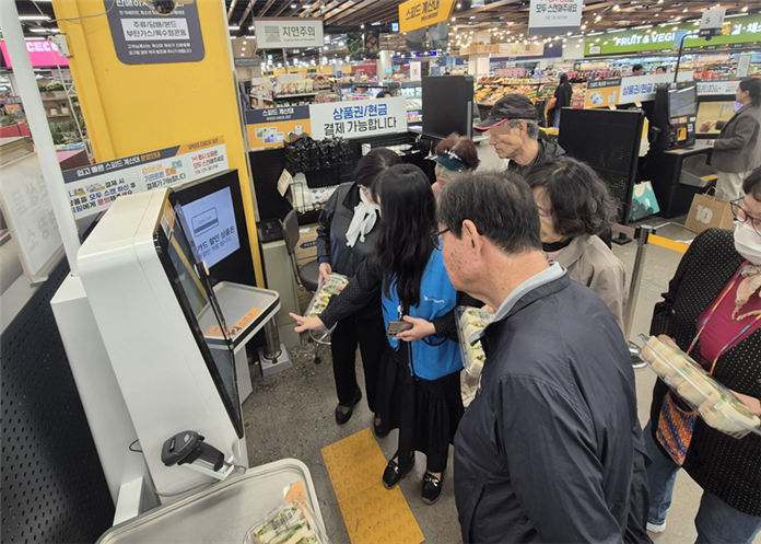 대전 어르신들, 이마트에서 키오스크 ...