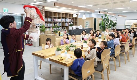 세종청사에 모인 아이들, 어린이 공무원증·집무실 방문 등 체험 프로그램 운영...
