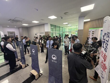 스토킹 가해자 접근하면 피해자가 위치 직접 확인…법무부, 외신에 ‘K-전자감독’ 공개